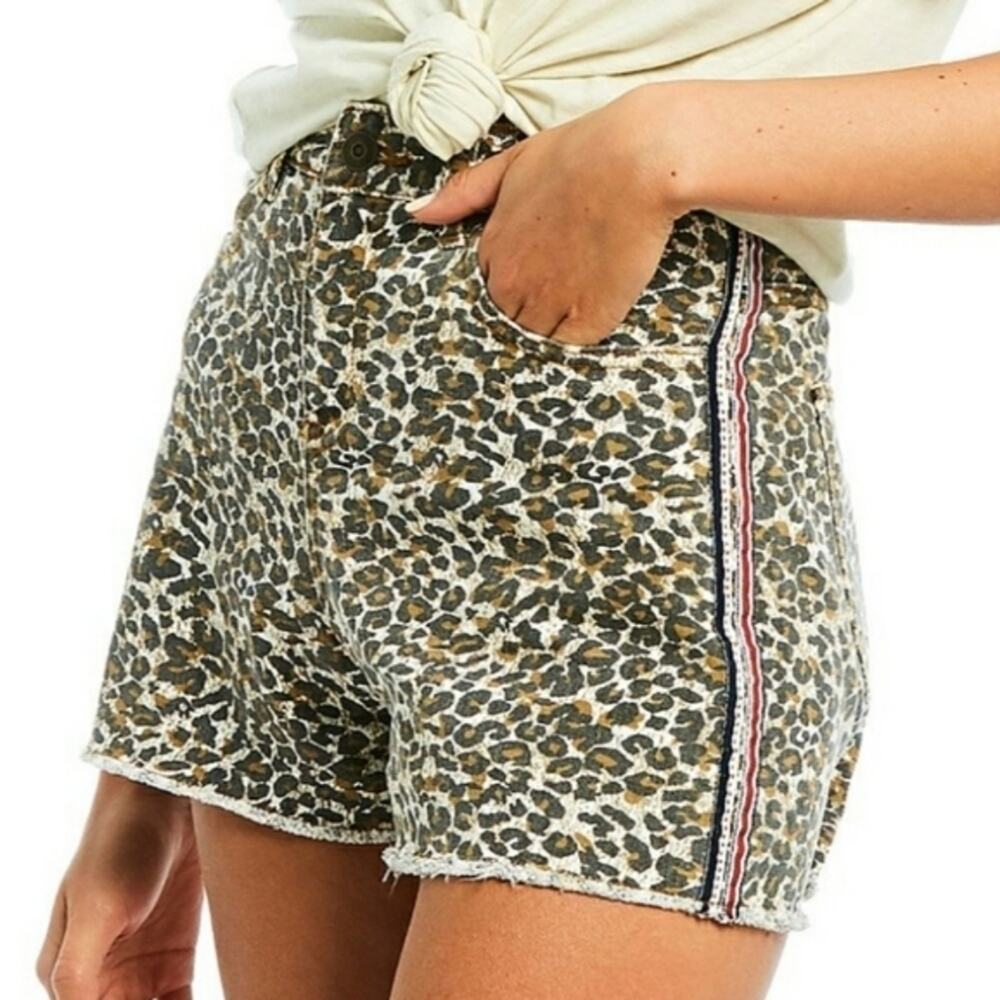 Chelsea & violet frayed leopard Print Shorts EUC